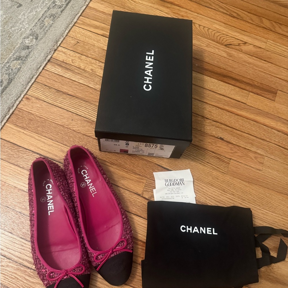 CHANEL Pink and Black Flats Elegant Loafers